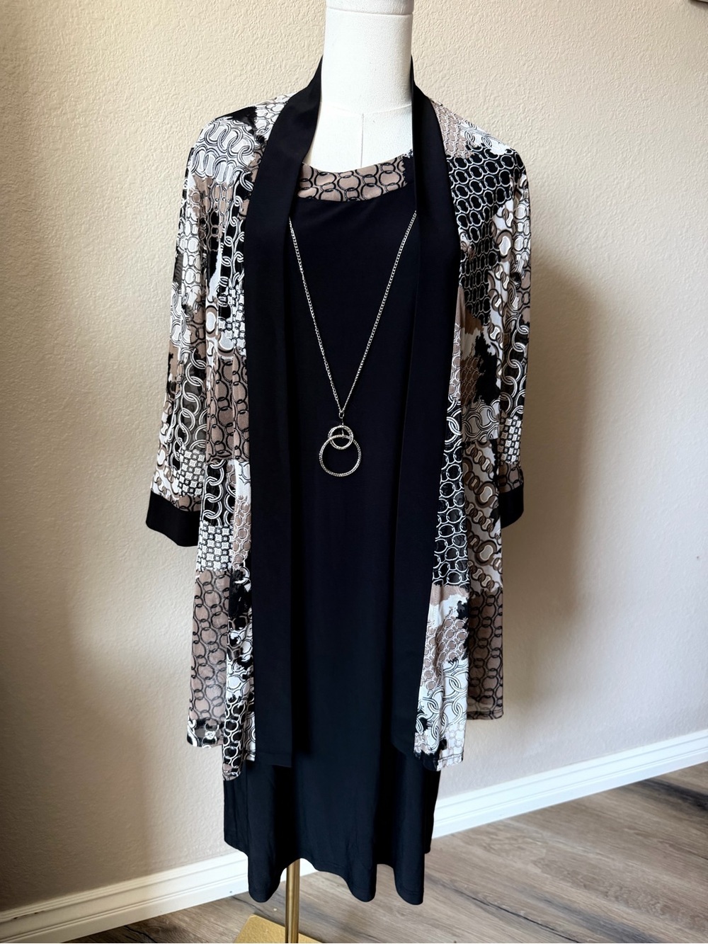 NWT R&M Richards Taupe and Black Two-Piece Set, 14P